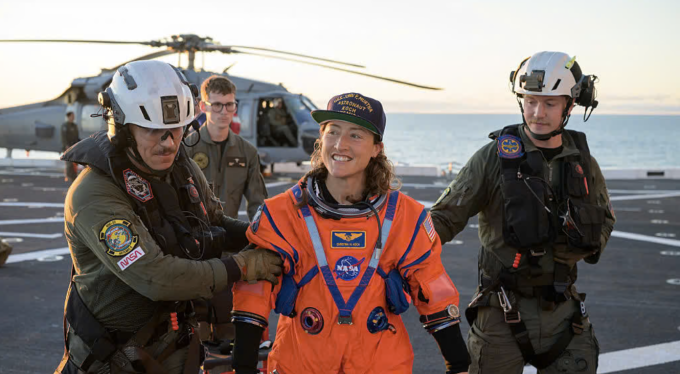 Phi hành gia Christina Koch hoàn thành sứ mệnh Artemis II, hôm 10/4. Ảnh: MJ