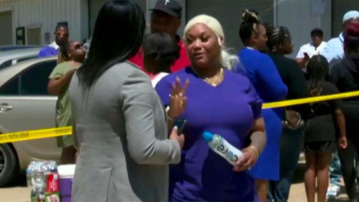 Người dân địa phương tập trung gần hiện trường vụ xả súng kinh hoàng khiến 8 trẻ em thiệt mạng ở Shreveport, Louisiana ngày 19-4. Ảnh: KSLA