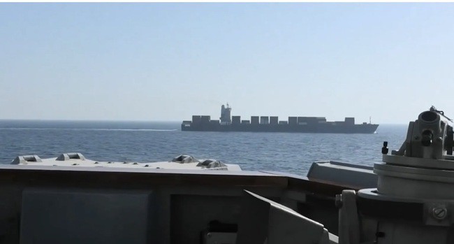 Tàu Mỹ bắn thủng phòng máy, bắt tàu Iran, Tehran cảnh báo "rắn" - 1