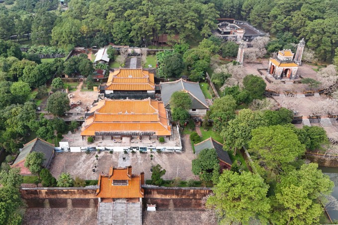 Lăng vua Tự Đức đang được trùng tu. Ảnh: Võ Thạnh.