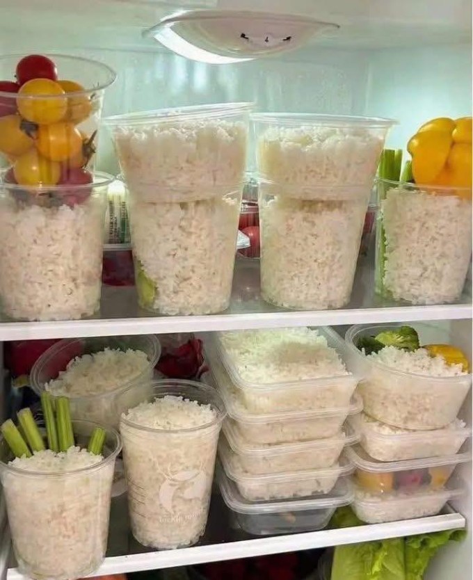 Nhiều người có thói quen nấu cơm một lần ăn cả tuần. Ảnh: Thread