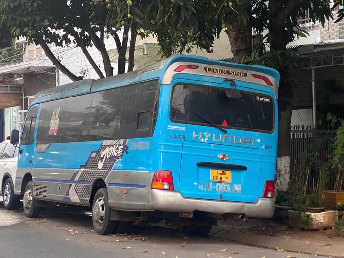 Chiếc xe khách "vô chủ" đậu trước nhà dân suốt hơn 7 tháng