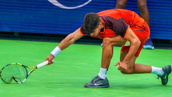 Alcaraz đập vợt trong trận gặp Monfils, ở Cincinnati Mở rộng 2024, tại Ohio, Mỹ. Ảnh: Reuters