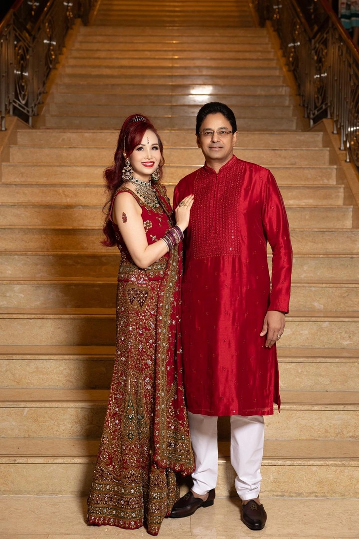 Hoa hậu Diệu Hoa rạng rỡ bên chồng tại lễ hội Diwali ở TP.HCM vào tháng 11/2025.