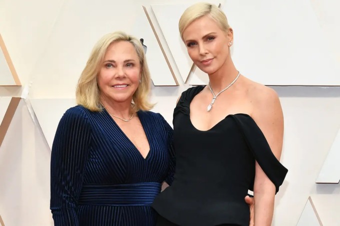 Charlize Theron bên mẹ tại giải Oscar 2020. Ảnh: Page Six