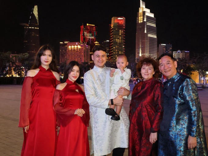 Thanh Giang cùng bố mẹ và vợ chồng anh trai Văn Lâm trong dịp Tết 2026.