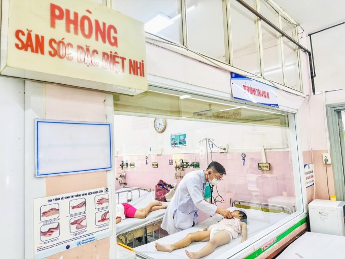 Bệnh nhi ngộ độc thực phẩm điều trị tại Bệnh viện Nhân dân Gia Định. Ảnh: Minh Toàn