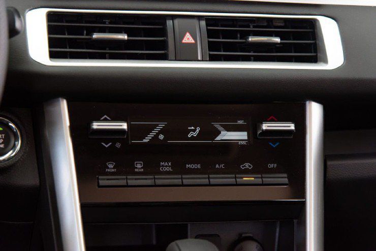 Điều hòa nút bấm với tính năng Max Cool làm lạnh nhanh.