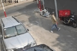 Clip người đàn ông đi vào hẻm ở TPHCM và rời đi trên chiếc xe của nam shipper