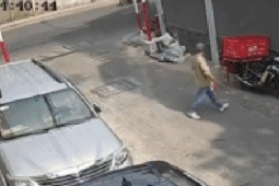 Clip người đàn ông đi vào hẻm ở TPHCM và rời đi trên chiếc xe của nam shipper