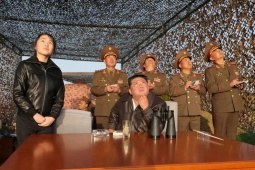 Ông Kim Jong-un và con gái trực tiếp giám sát vụ phóng tên lửa mang đầu đạn chùm