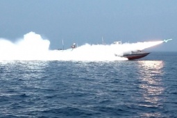 Cú xoay chuyển của phe cứng rắn Iran tại eo biển Hormuz