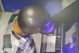 Cần làm gì khi phát hiện tiền nhả ra từ cây ATM?