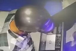 Cần làm gì khi phát hiện tiền nhả ra từ cây ATM?