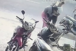 Clip: Phẫn nộ cảnh thanh niên hành hung phụ nữ giữa phố, công an vào cuộc