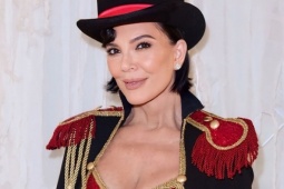 Mẹ Kim 'tức điên' vì mặt chảy xệ sau ca dao kéo cả trăm nghìn USD