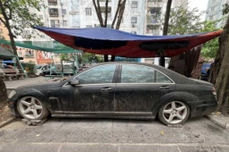 Ô tô Mercedes S63 bị bỏ quên 10 năm trên vỉa hè Hà Nội là tang vật vụ án