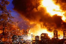 Thành phố cảng chiến lược Nga lại bốc cháy: Ukraine tung đòn oanh tạc dữ dội liên tiếp, Moscow "trở tay không kịp"