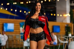 Fan nữ gợi cảm nhất World Cup gây bão khi mặc bikini nhỏ xíu trên sườn núi