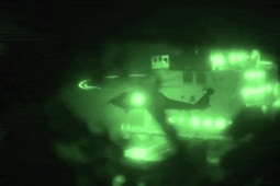 Mỹ tung video lính đổ bộ xuống tàu chở hàng của Iran trong đêm