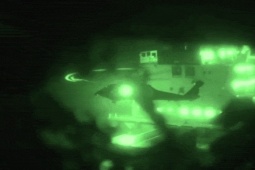 Mỹ tung video lính đổ bộ xuống tàu chở hàng của Iran trong đêm