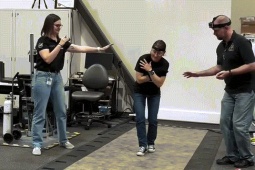 Nữ phi hành gia Artemis II chật vật đi lại sau 10 ngày không trọng lực