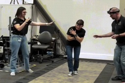 Nữ phi hành gia Artemis II chật vật đi lại sau 10 ngày không trọng lực