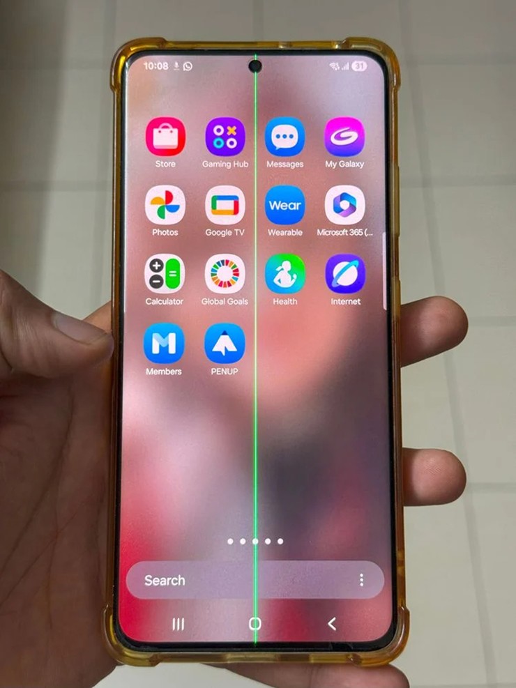 Chiếc Galaxy S21 Ultra và Galaxy Note20 Ultra bị sự cố màn hình sọc xanh trước đây.