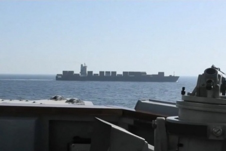 Tàu Mỹ bắn thủng phòng máy, bắt tàu Iran, Tehran cảnh báo "rắn"