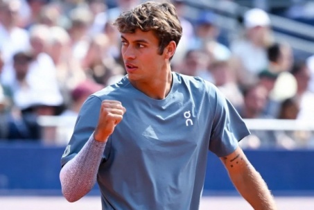 "Võ sĩ giác đấu" tennis mất cúp vào tay đối thủ, "đổ tội" cho bạn gái xinh đẹp