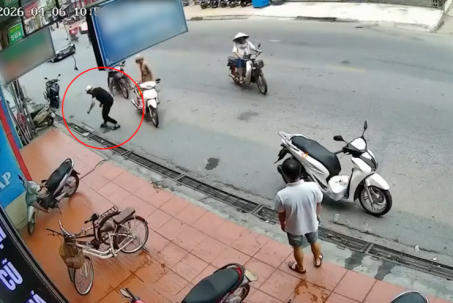 Clip: Hú hồn thanh niên tạt đầu xe khác để xuống nhặt tiền như chỗ không người