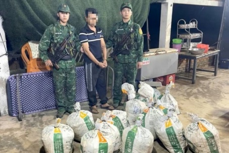 Bắt quả tang đối tượng vận chuyển, cất giấu gần 400kg nghi thuốc nổ