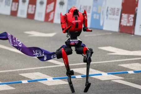 Nhìn lại những bước chạy nhanh, dũng mãnh của nhà vô địch giải marathon robot ở Trung Quốc