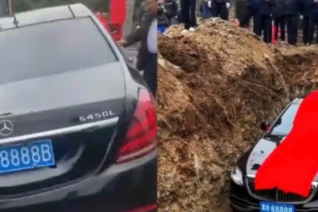 Chôn xe Mercedes biển số 8888 theo người quá cố, gia đình Trung Quốc gây bão dư luận