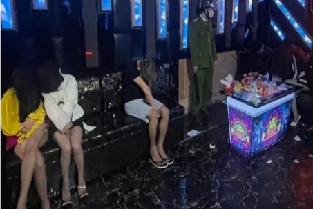 Cựu Phó chủ tịch phường ở Hà Nội tổ chức “xào ke” trong nhà nghỉ cùng hai nhân viên nữ