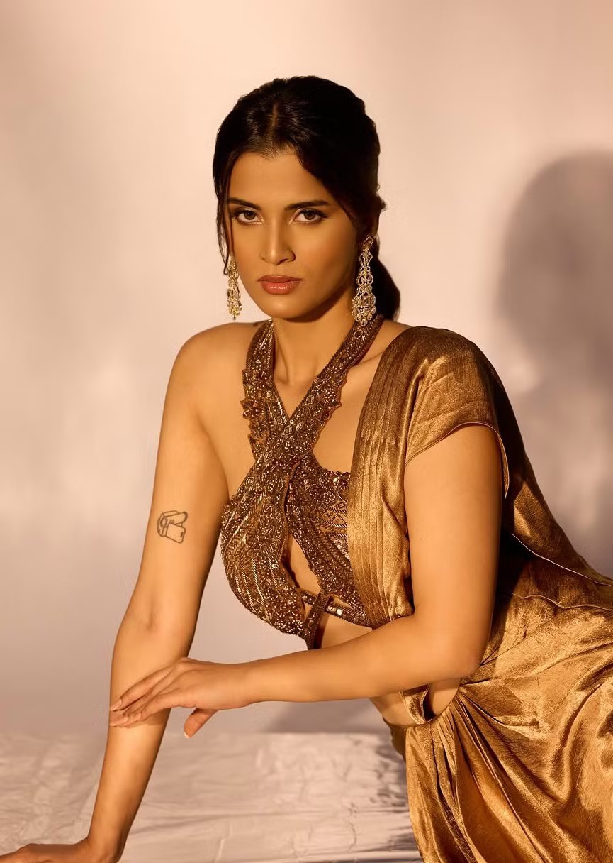 Cô chia sẻ thêm: “Đại diện cho Ấn Độ có nghĩa là tiếp nối tinh thần kiên cường và bền bỉ của đất nước. Điều đó có nghĩa là đứng vững, bất chấp thử thách và tiến về phía trước với quyết tâm”.