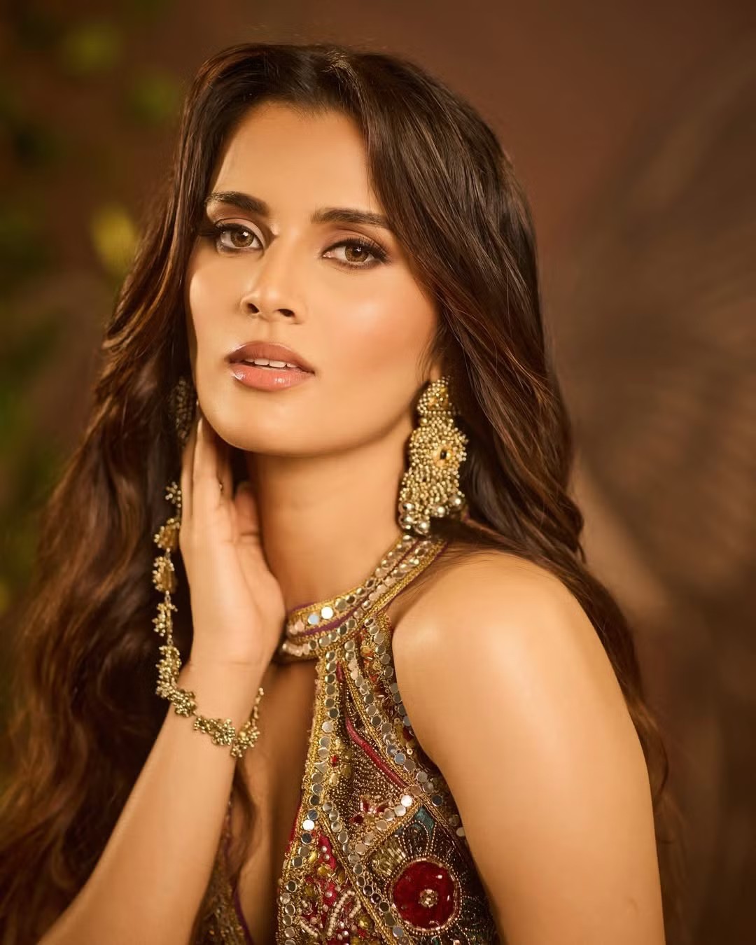 Sadhvi Sail còn là nhà hoạt động xã hội, gây quỹ cho trẻ em và các tổ chức chăm sóc sức khỏe. Cô đã tận tâm hỗ trợ trẻ em bị suy dinh dưỡng, đặc biệt là những trẻ em bị khiếm thính và khiếm ngôn.