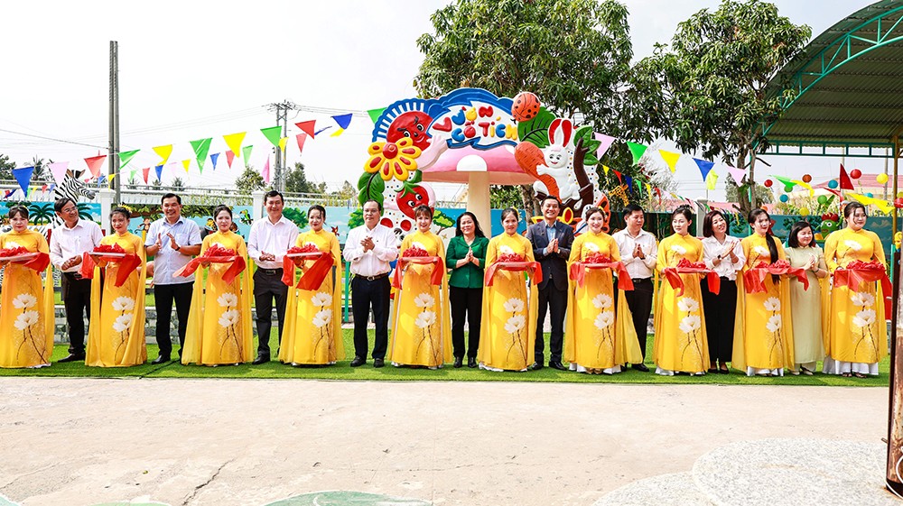 Các đại biểu cắt băng khánh thành khu vui chơi Trường Mẫu giáo Vĩnh Viễn 1