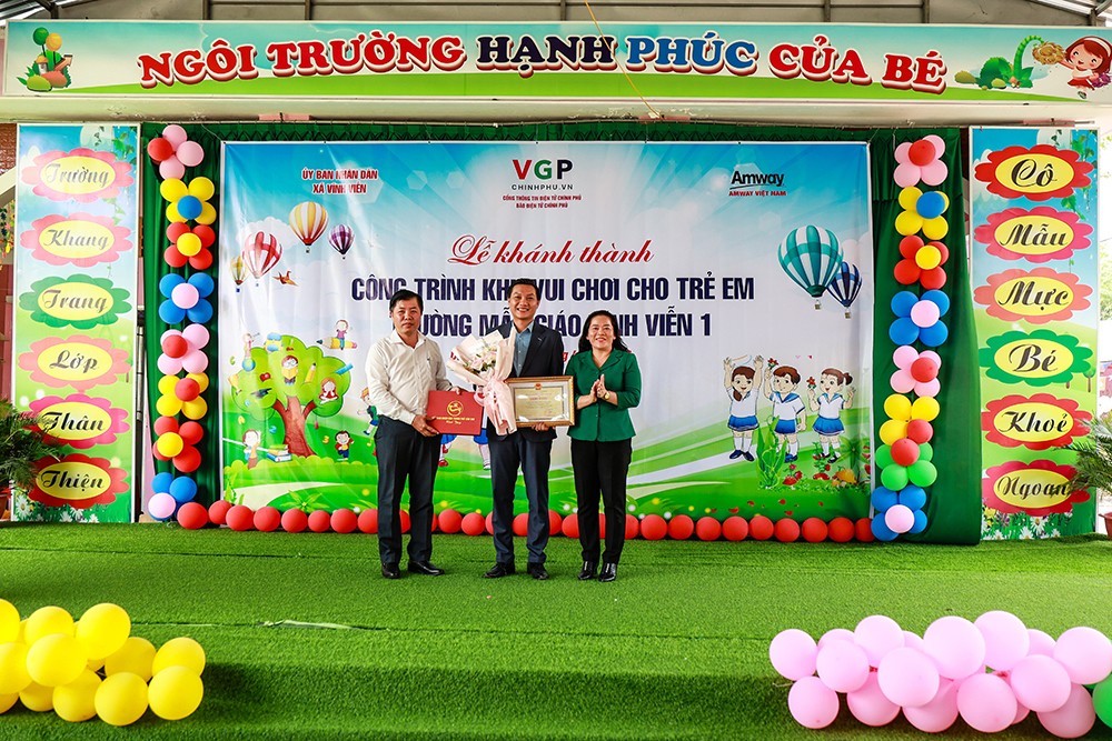 Ông Nguyễn Phương Sơn, Giám đốc Đối ngoại Công ty TNHH Amway Việt Nam nhận Bằng khen của Chủ tịch UBND TP. Cần Thơ