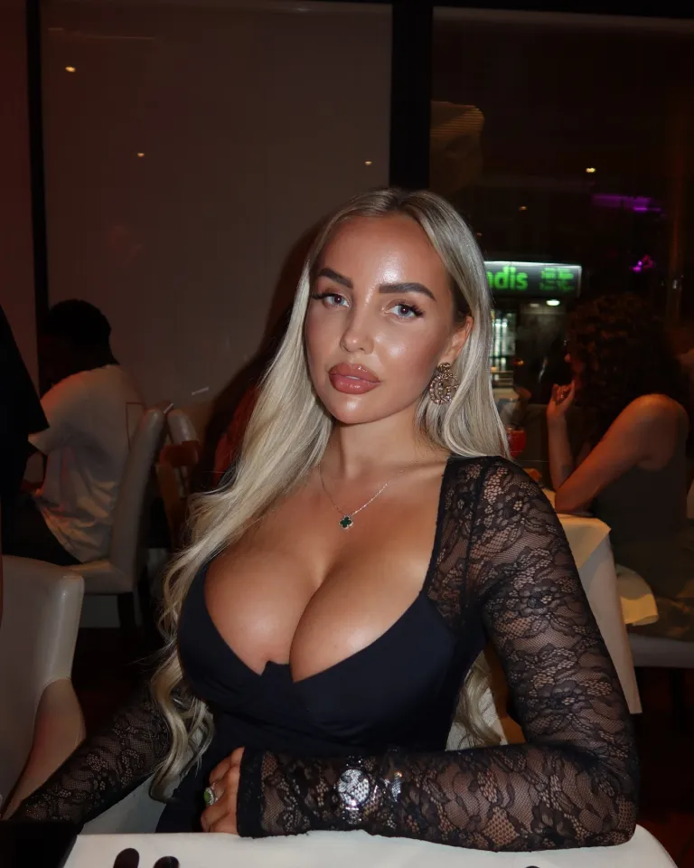 Cole Palmer khiến người khác "ghen tỵ" vì có bạn gái nóng bỏng, vòng 1 "đồ sộ" - 10