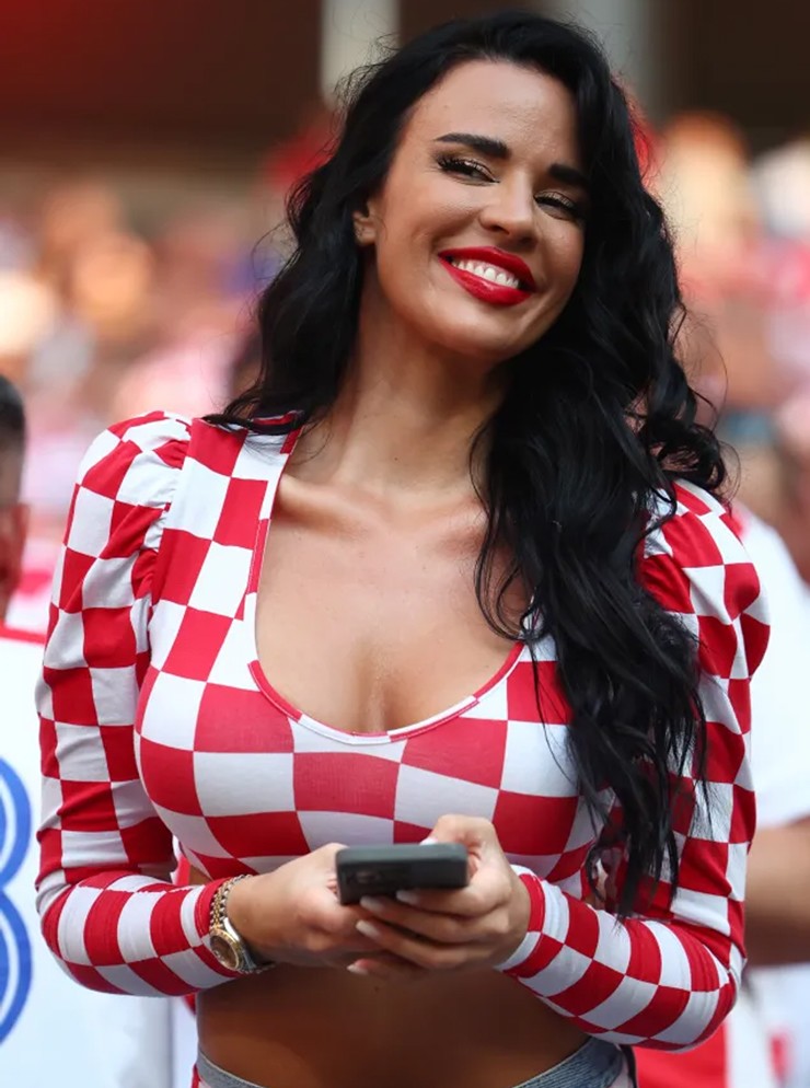 Fan nữ gợi cảm nhất World Cup gây bão khi mặc bikini nhỏ xíu trên sườn núi - 4