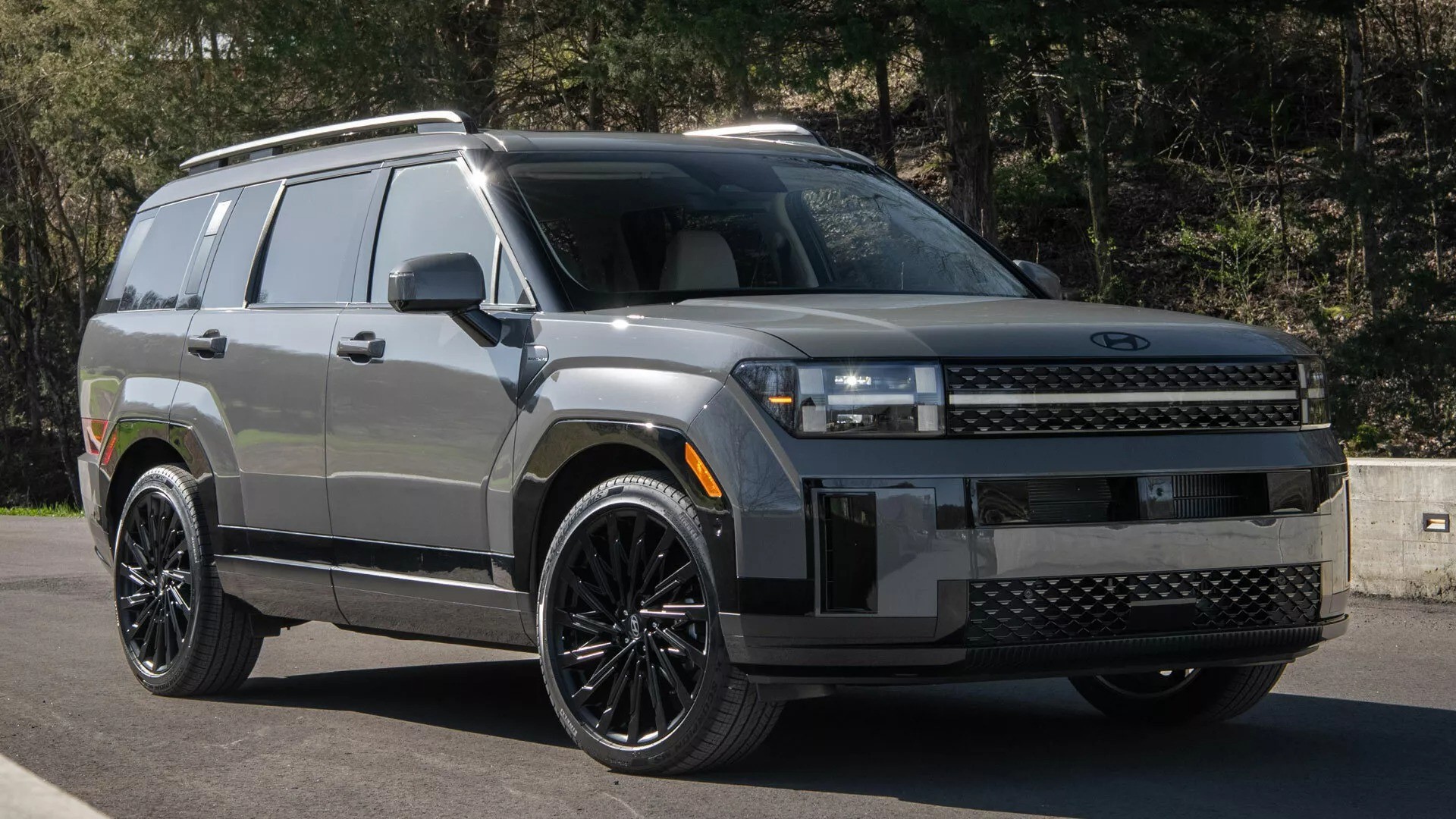 Hai mẫu SUV giá chênh cả trăm triệu vẫn khó chọn vì nhiều ưu điểm - 1