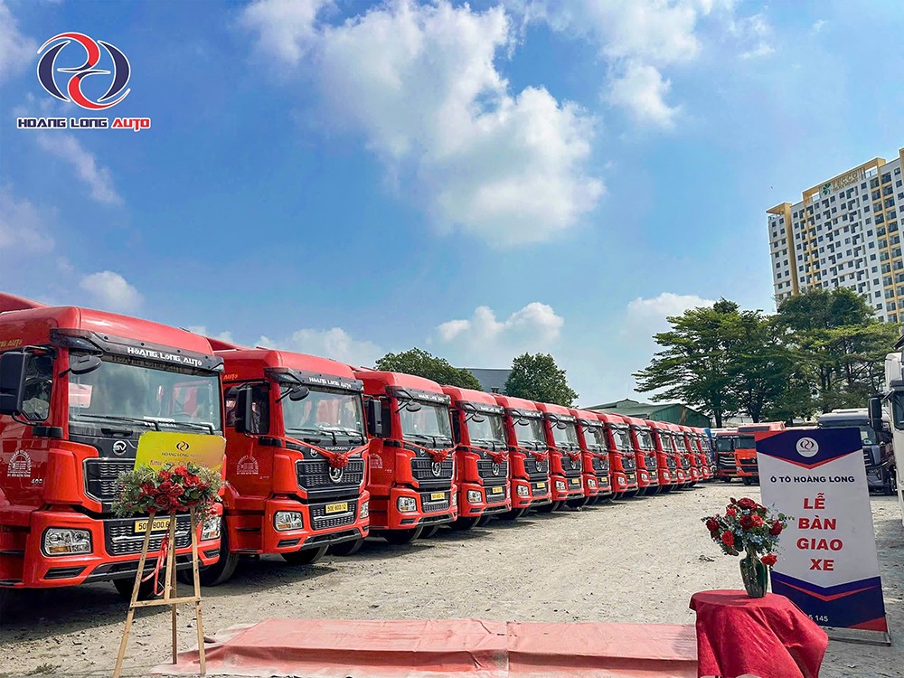 Hình ảnh về một sự kiện bàn giao xe đầu kéo Shacman sau khi ra biển số hoàn tất cho khách hàng
