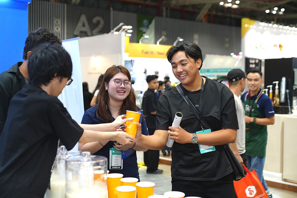 Khi ghé gian hàng iPOS.vn tại Cafe Show 2026, khách tham quan đã có cơ hội thưởng thức 3 món trà sữa miễn phí: Trà xanh hoa dành dành, Ô long đào trắng, Trà đen mật ong từ Holyon Tea.