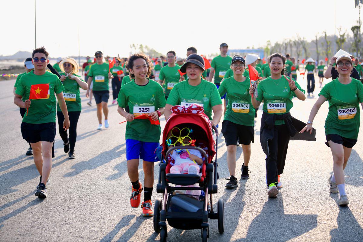 Cả gia đình cùng sải bước giữa không gian khoáng đạt của thiên nhiên