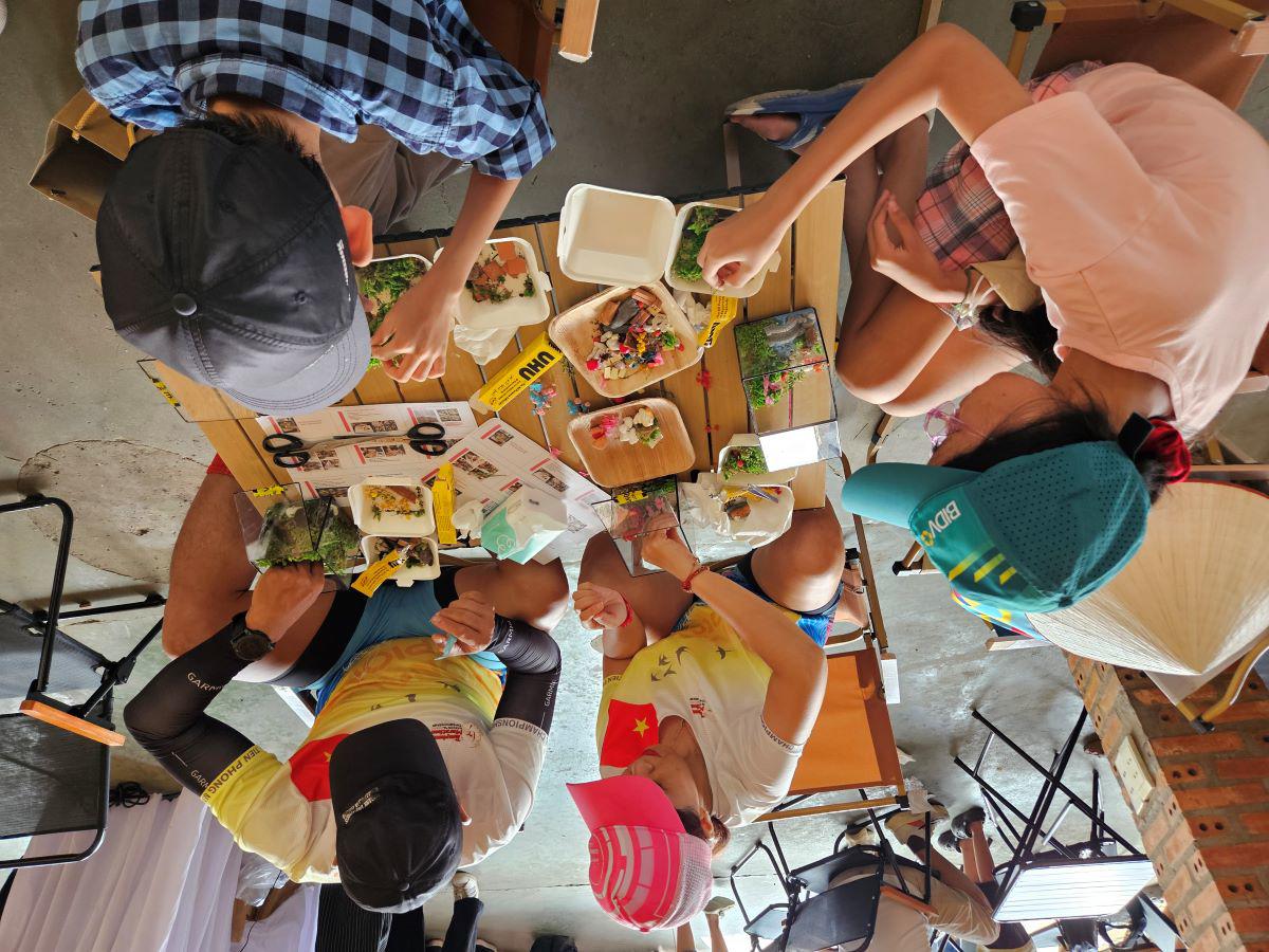 Khu vực workshop “Gia đình xanh - Ba thế hệ” thu hút đông đảo các gia đình trải nghiệm