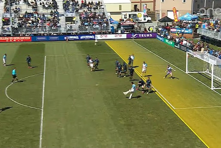 Luật việt vị mới của Arsène Wenger đã được áp dụng lần đầu tiên vào thứ Bảy vừa qua, khi Alejandro Díaz (cầu thủ thứ hai từ trên xuống trong khung hình, mặc áo xanh nhạt) ghi bàn cho Pacific FC tại Canada.