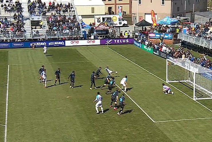 Alejandro Díaz đã dễ dàng đệm bóng vào lưới từ pha bóng bật ra, dù theo luật truyền thống anh đang ở vị trí việt vị.