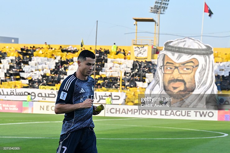 Ronaldo ra hiệu “im lặng” trước những tiếng hô Messi từ khán đài