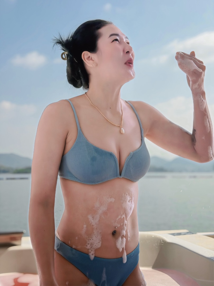 Sao bóng chuyền Thái Lan biến thành siêu mẫu khi diện bikini khoe dáng bốc lửa - 3